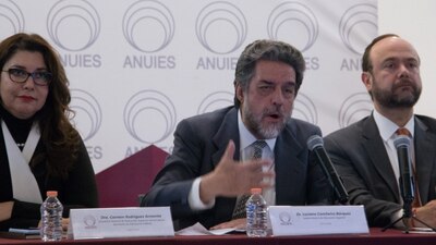 El subsecretario de Educación Superior (centro) informó que ya no habrá más estímulos a investigadores