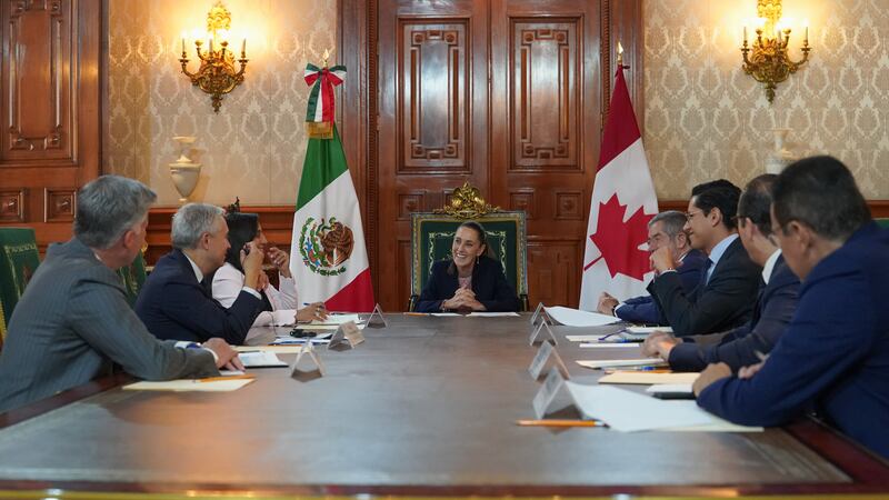 Sheinbaum recibe a ministros canadienses en Palacio Nacional; “fortalecemos la relación”, dice