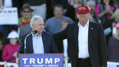 Jeff Sessions respaldó a Trump cuando no era bien visto por los líderes republicanos