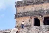 VIDEO: Turistas extranjeros escalan el templo de Kukulkán y desatan indignación de mexicanos