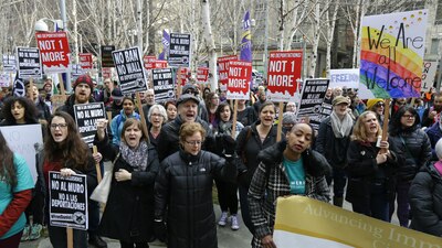 Habitantes de Seattle, Washington, protestan contra las medidas migratorias de Trump