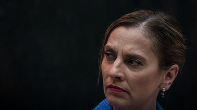 "Usted es una mamá y a las mamás se les respeta", escribió el tuitero