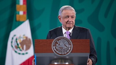 Pese a la tercera ola de contagios, el mandatario insiste en regreso a clases presenciales