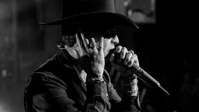 Escuchó el nombre de su ex, Cazzu, y se alejó poco a poco de sus seguidores