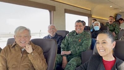 AMLO durante su viaje en las instalaciones de Santa Lucía