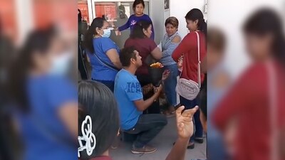 La joven aceptó la propuesta de matrimonio de su amado
