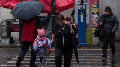 Los habitantes de la Ciudad de México sacaron chamarras, gorros y bufandas este miércoles por el frío