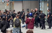 VIDEO: Policías balean a mujer que apuñaló a 2 persona en Times Square, NY