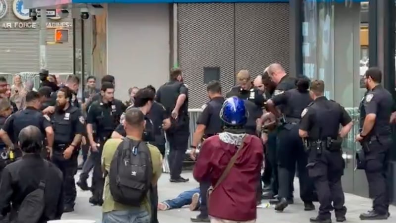 VIDEO: Policías balean a mujer que apuñaló a 2 persona en Times Square, NY