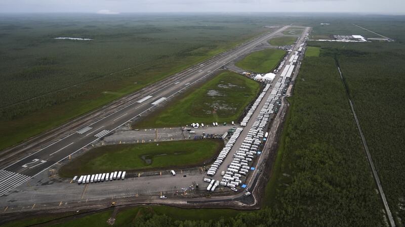 Planean nuevo centro de detención de migrantes en Florida; lo llaman ‘Depósito de Deportación’
