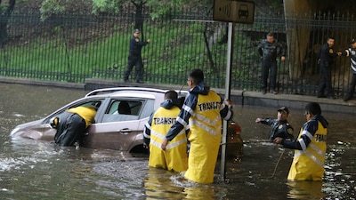 Elementos de tránsito auxilian a un automovilista tras una tormenta que afectó Paseo de la Reforma