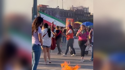 Las mujeres se organizaron para colocar su propia bandera