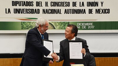 El rector de la UNAM, Enrique Graue (izquierda) y el coordinador de los diputados del PRI, César Camacho