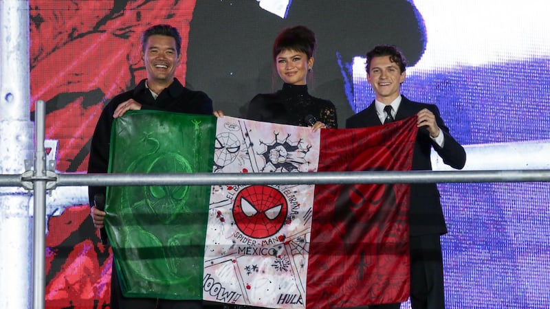 Tom Holland y Zendaya causan furor en Chapultepec pero bandera de México alterada genera polémica