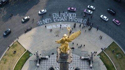 Un grupo de periodistas se manifestó en el Ángel de la Independencia