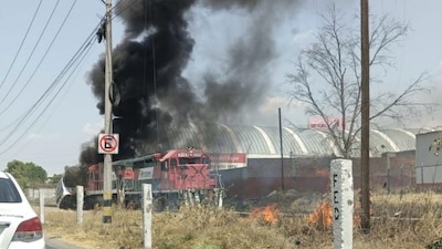 La carretera lateral Celaya-Villagrán tuvo que ser cerrada a la circulación vehicular para evitar riesgos