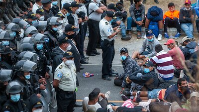 La policía y el Ejército de Guatemala reprimieron a la caravana migrante