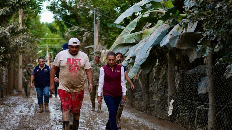 Sheinbaum recorre las calles de Tempoal y Álamo para supervisar labores de limpieza