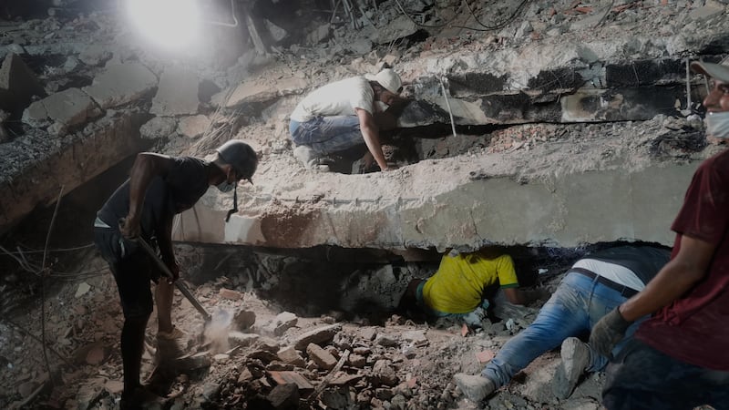 Suben a más de 4 mil 560 las víctimas mortales por el doble sismo en Venezuela
