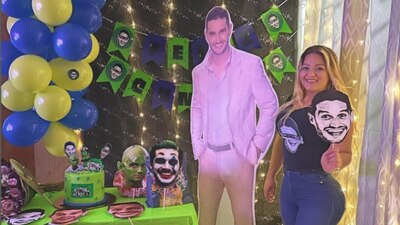 El lugar fue decorado con la cara del comediante Adrián Marcelo