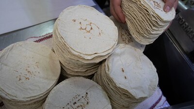 La tortilla se incrementó hasta los 28 pesos en algunas partes de México