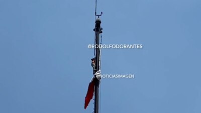 El soldado se apoyó de un arnés para subir al mástil