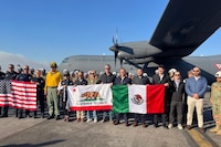 Llega equipo mexicano a California; gobernador Gavin Newsom agradece apoyo