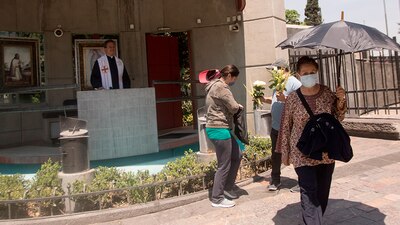 Debido a la pandemia de COVID-19, algunas personas que asistían a servicios religiosos, ahora lo hacen vía internet