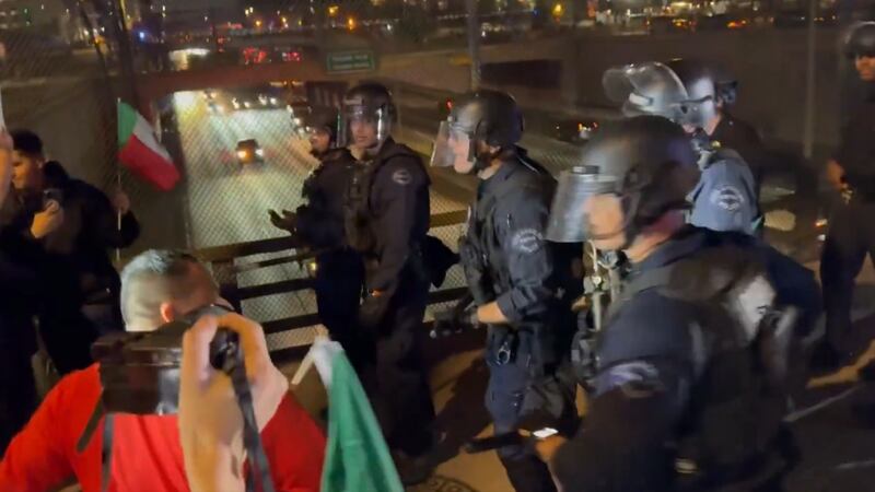 Protesta pro-migrante en Los Ángeles termina con ‘orden de dispersión’ y golpes