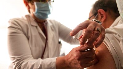 La OMS dijo que el mes de enero será difícil en todo el mundo debido al aumento de contagios y la mutación del virus