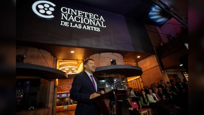 Acudió con otros funcionarios para la inauguración del recinto cultural
