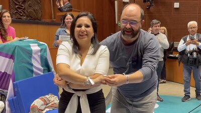 Durante la toma de tribuna, los senadores bailaron