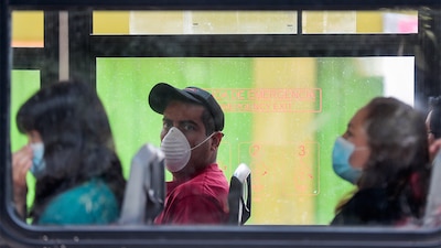 Los pasajeros usan máscaras mientras viajan en autobús para evitar la propagación del coronavirus en la CDMX