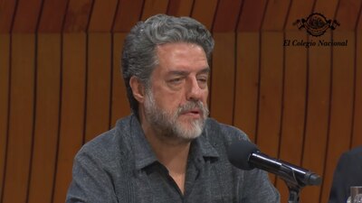 Luciano Concheiro durante una mesa sobre el comunismo en México