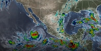 Huracán ‘Rachel’ se degrada a Categoría 2, se desplaza hacia las costas de Baja California Sur