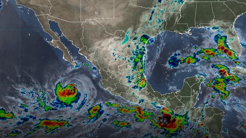 Huracán ‘Rachel’ se degrada a Categoría 2, se desplaza hacia las costas de Baja California Sur