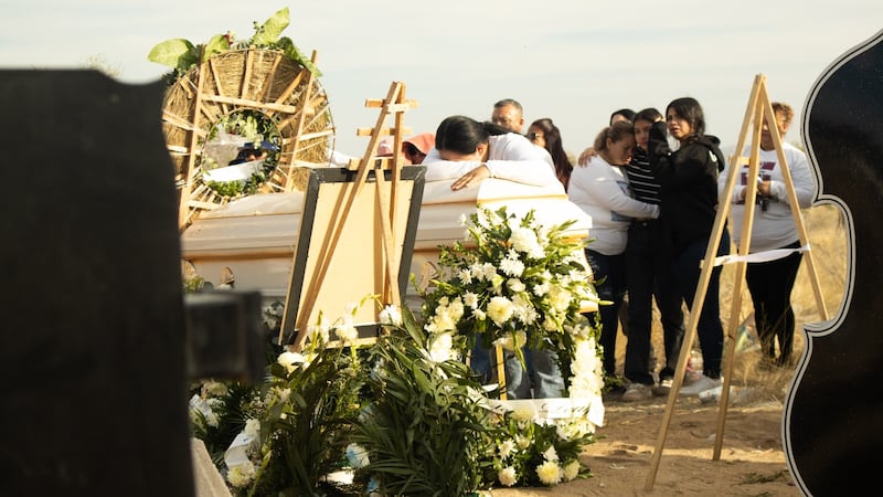 “Tienes un lugar digno donde descansar”: Ceci Flores sepulta los restos de su hijo