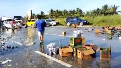 Se usaron dos grúas para retirar el tracto camión