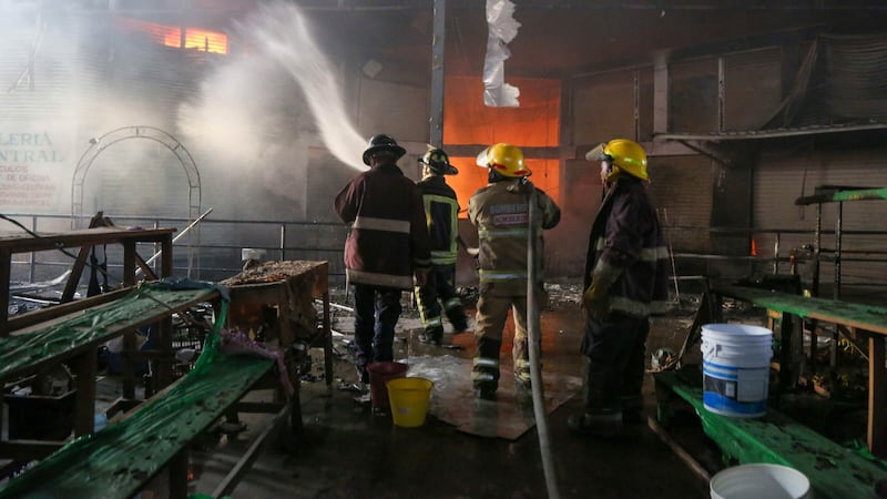 En plenas fiestas patrias se incendia Mercado Central de Acapulco; hay 95 negocios afectados