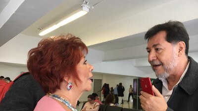 El diputado federal e molestó con una señora por llamarlo 'Pejezombie'