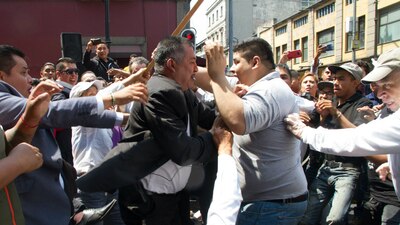 Comerciantes, taxistas y personal de seguridad del congreso capitalino intercambiaron golpes e insultos