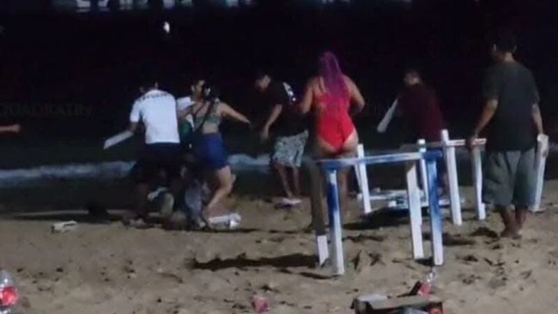 ¡Hay pelea! Turistas y prestadores de servicios se enfrentan en playa de Acapulco