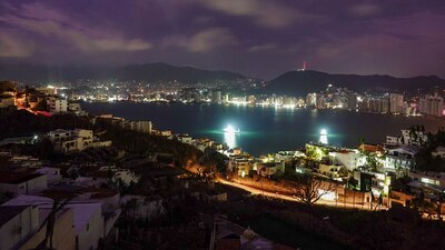 Se han reinstalado 6 mil 143 postes de los 12 mil 500 que se cayeron tras 'Otis'