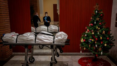 Al final del año, las vacunas ofrecieron un rayo de esperanza en medio de una segunda ola de contagio.