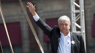 En caso de que AMLO arribe a la presidencia en 2018, planea reducirse el sueldo a la mitad