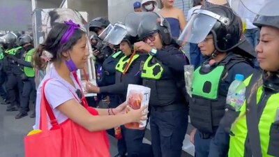 La joven 'consintió' a las oficiales con un dulce detalle