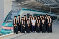 Primera generación de Transporte Ferroviario del Conalep posa en el Tren Maya tras concluir estudios