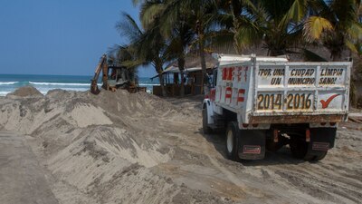 La mujer había entrando a nadar junto con su pareja, sin importar los señalamientos de mar de fondo