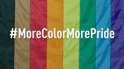 La bandera de la comunidad gay que incluye dos nuevos colores para integrar a negros e hispanos en el símbolo