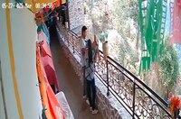 VIDEO: Captan a pareja mientras roba donativos para ayudar a perritos